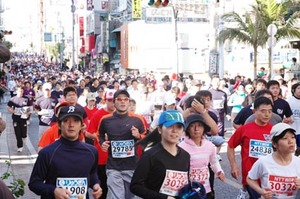 NAHAマラソン08　国際通りの模様