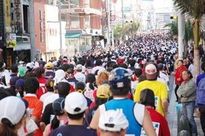 NAHAマラソン08　国際通りの模様