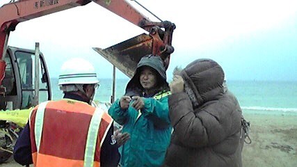 市会議員らも駆けつけて抗議、フェンス設置場所を移動