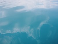 海面に映る雲