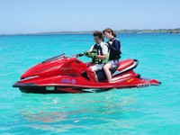 夏の海の色
