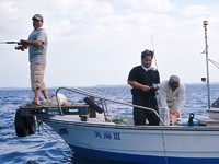 釣り船襲撃