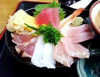 海産物食堂 琉球の海鮮丼と沖縄そば（ぎのわんゆいマルシェ）