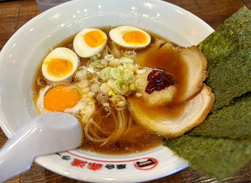 赤道ラーメンの濃厚辛エビみそラーメンなど