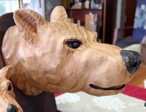 犬の頭部を持つ樹脂製彫刻 人形町のましゅろん像 | 山藤（やまとう）| 老舗の職人が作る日本製の