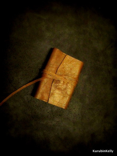 手帳カバーは、コンビなめしの牛革で作製