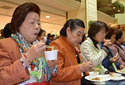 盛岡で｢豆腐バトル｣ 岩手と沖縄が味競う