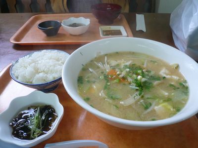 沖縄の味噌汁はドンブリで出てくるよ～