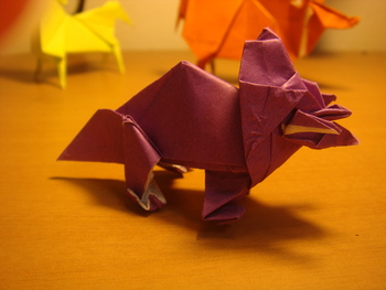 紫色のトリケラトプス