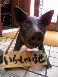 我那覇豚肉店でモアイ 2011/11/26 12:42:26