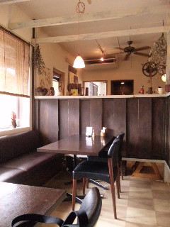 沖縄市胡屋外人住宅のカフェ