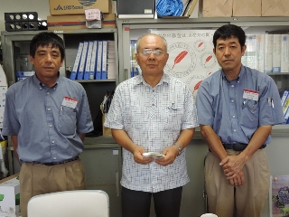 理事長（中央）と永山石油のマネージャー
