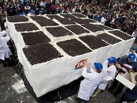 重さ１０トン、世界一巨大なアイスクリームケーキ