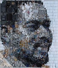 日用雑貨を並べて作られた肖像画