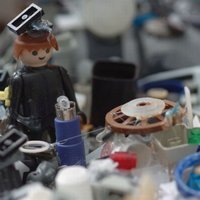 日用雑貨を並べて作られた肖像画