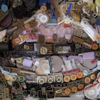 日用雑貨を並べて作られた肖像画