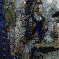 日用雑貨を並べて作られた肖像画