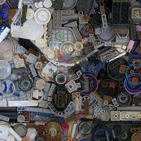 日用雑貨を並べて作られた肖像画