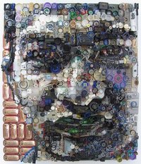 日用雑貨を並べて作られた肖像画