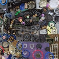 日用雑貨を並べて作られた肖像画