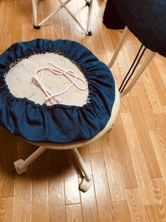 デニム生地で椅子のカバーを作りました♪