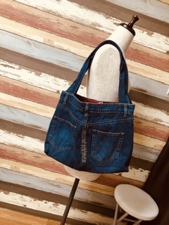 デニムパンツからショルダーバックにリメイクしました♪