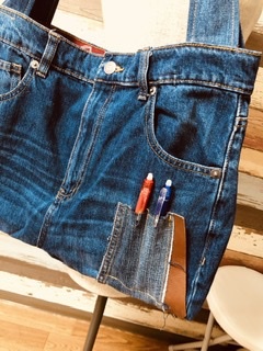 デニムパンツからショルダーバックにリメイクしました♪