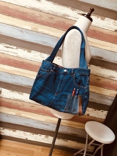 デニムパンツからショルダーバックにリメイクしました♪