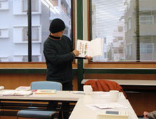 朝の読書会。