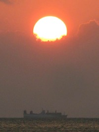 昨日の夕日 2010/04/26 23:44:56