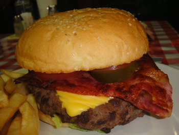 50S　CAFE　（登川）の「コザスペシャルバーガー」