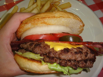 50S　CAFE　（登川）の「コザスペシャルバーガー」