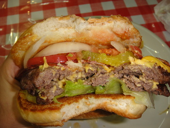 50S　CAFE　（登川）の「コザスペシャルバーガー」