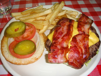 50S　CAFE　（登川）の「コザスペシャルバーガー」