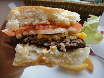 ステーキハウス88　国際通り店の「チーズバーガーサンド」