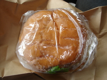 南部観光ドライブイン（糸満）の「チーズバーガー」