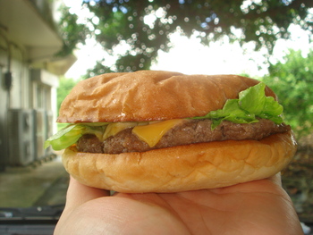 南部観光ドライブイン（糸満）の「チーズバーガー」