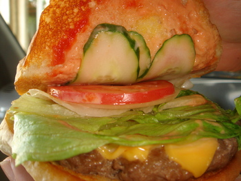 南部観光ドライブイン（糸満）の「チーズバーガー」