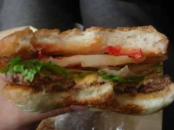 南部観光ドライブイン（糸満）の「チーズバーガー」