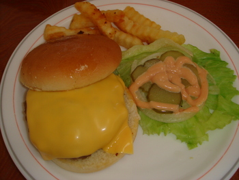 チャーリーレストラン（南城）の「チーズバーガー」