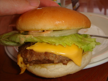チャーリーレストラン（南城）の「チーズバーガー」