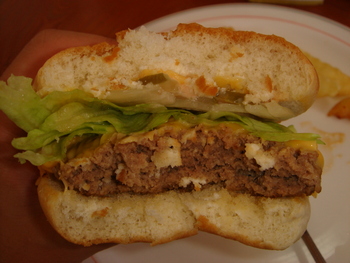 チャーリーレストラン（南城）の「チーズバーガー」