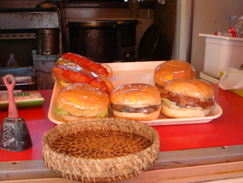 金城移動パーラー（残波岬）の「チーズバーガー」
