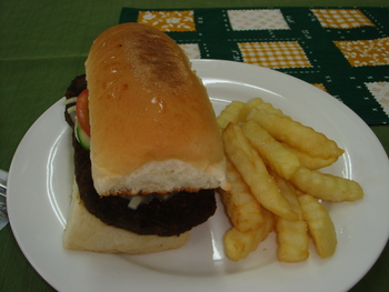 茶ンス.com（沖縄）の「チーズバーガー」