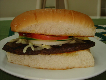 茶ンス.com（沖縄）の「チーズバーガー」