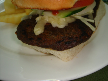茶ンス.com（沖縄）の「チーズバーガー」