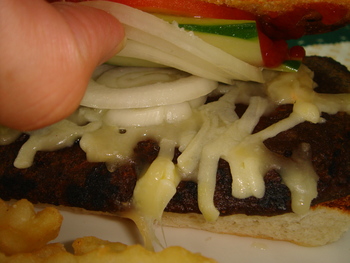 茶ンス.com（沖縄）の「チーズバーガー」