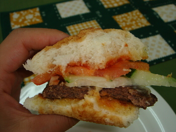 茶ンス.com（沖縄）の「チーズバーガー」