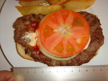 ハイウェイドライブイン（沖縄）の「チーズバーガー（大）」