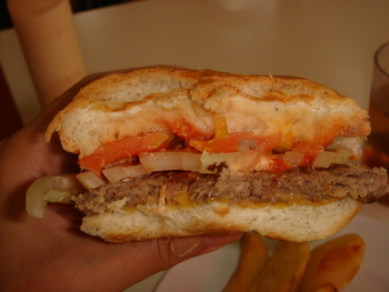 ハイウェイドライブイン（沖縄）の「チーズバーガー（大）」